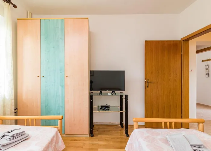 Jere-1 By Interhome Lejlighed Pula